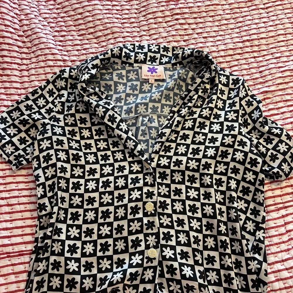 Black and White Floral Button-Up Shirt - Lisa says Gah